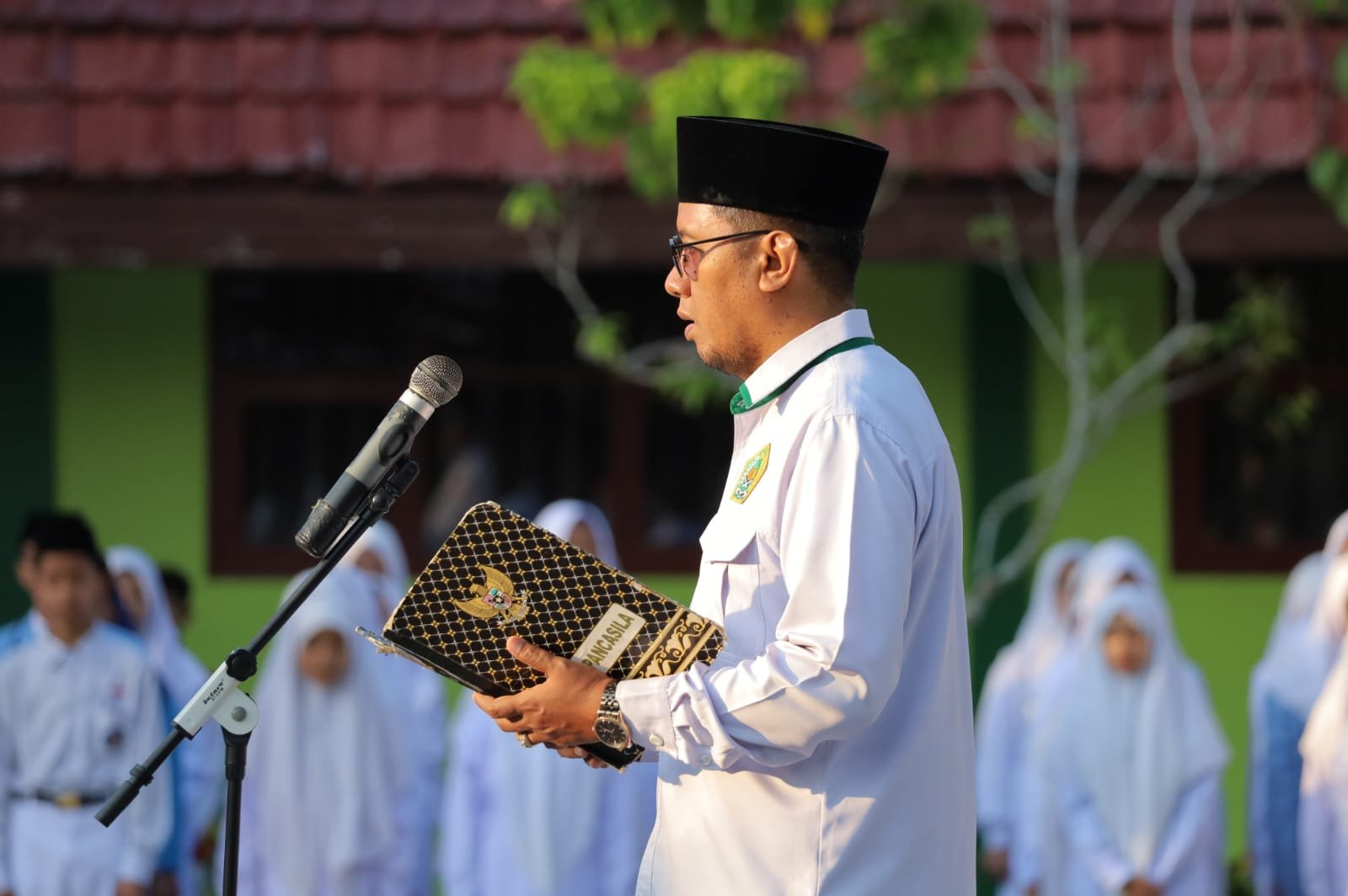 Perdana di Tahun Ajaran Baru, Pembina Upacara MAN Paser Tekankan Disiplin dan Rasa Syukur